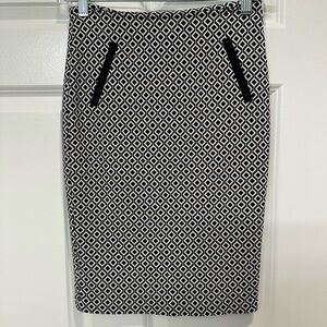 Chic Monochrome Geometric Pencil Skirt